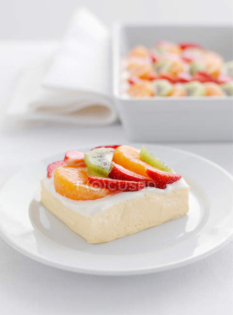 Salade de fruits sur cheesecake — Photo de stock