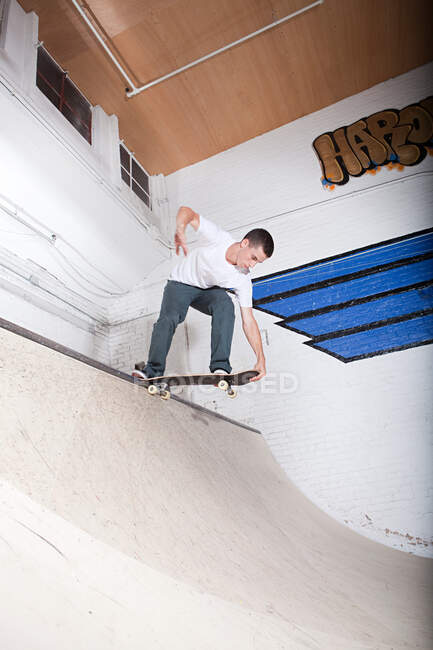 Skateboarder en rampa en skate park - foto de stock