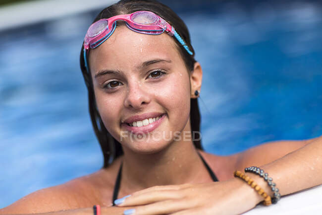 Adolescente sorrindo na piscina — Fotografia de Stock