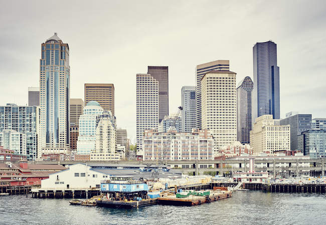 View of waterfront and skyline — Stock Photo