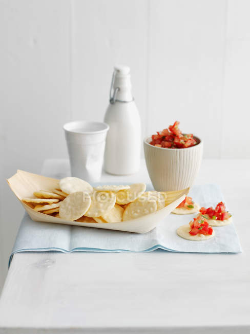 Piatto di cracker con salsa — Foto stock