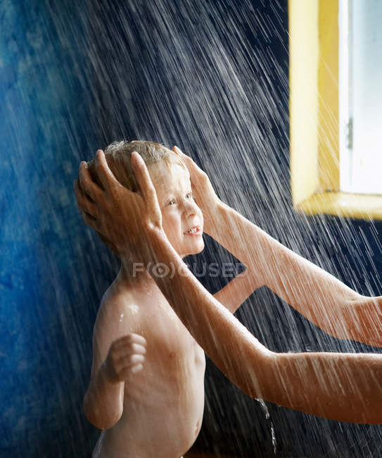 Мати миє сина в душі — стокове фото