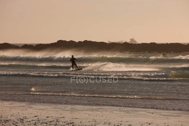 Uomo windsurf in onde — Foto stock