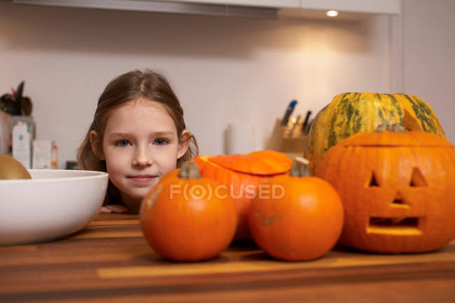 Дівчина з Jack-o-ліхтарі в кухні — стокове фото