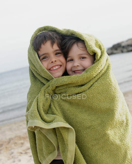 Duas crianças pequenas em toalha — Fotografia de Stock