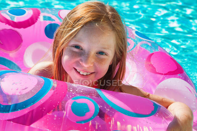 Meninas no anel inflável na piscina — Fotografia de Stock