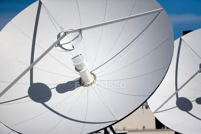 View of white satellite dishes, usa — Stock Photo