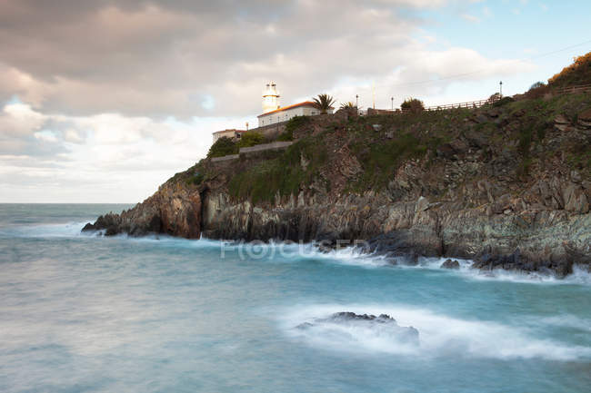View of waves and cliff — Stock Photo