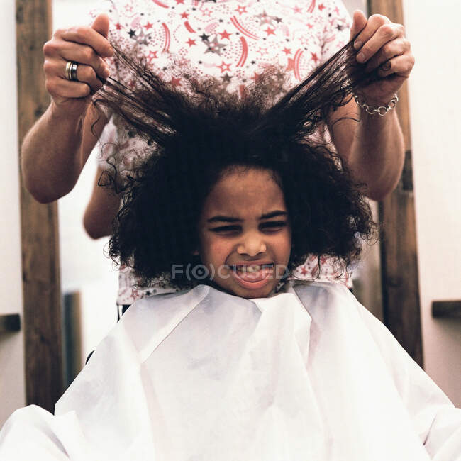 Дівчина посміхається на перукарів — стокове фото