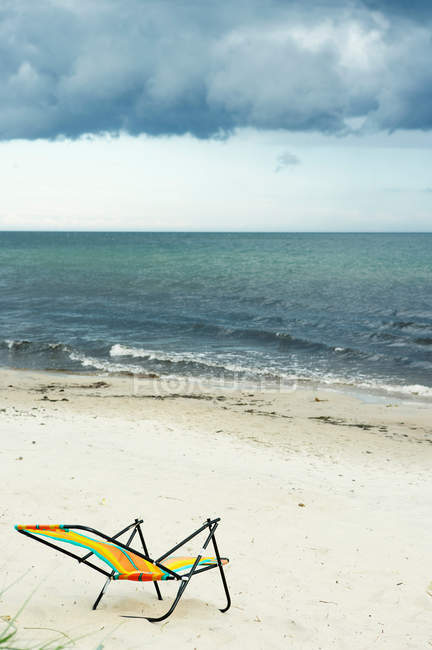 Chaise de pelouse vide sur la plage — Photo de stock