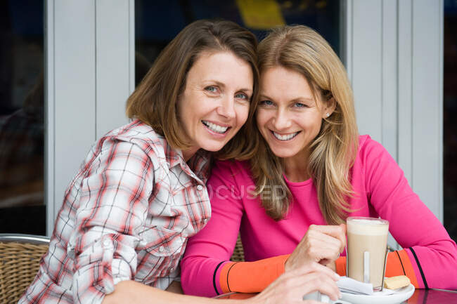Две подруги улыбаются — стоковое фото