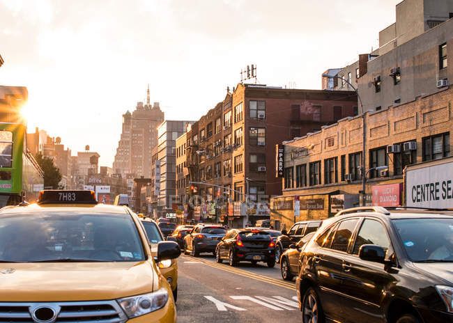 Verkehr in Chinatown bei Sonnenuntergang, New York, USA — Stockfoto