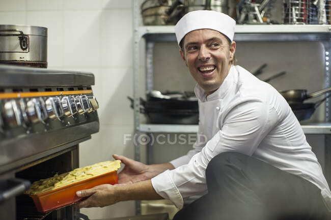 Ciudad del Cabo, Sudáfrica, chef en el horno - foto de stock