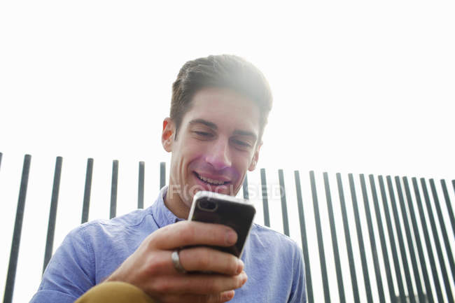 Людина використовує мобільний телефон на міській вулиці — стокове фото