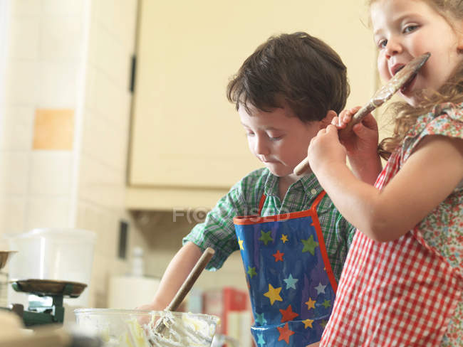 Kinder backen gemeinsam in Küche — Stockfoto