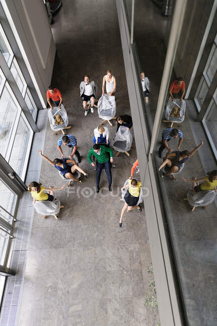 Gente de negocios jugando en una nueva oficina - foto de stock