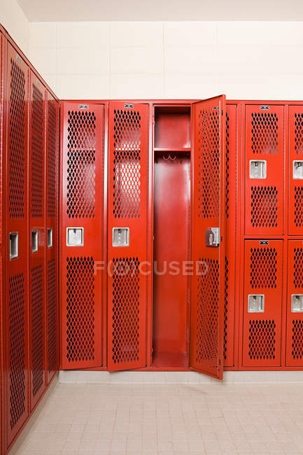 Пустая раздевалка с красными шкафчиками — стоковое фото