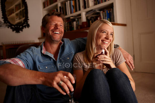 Paar trinkt zu Hause Wein — Stockfoto