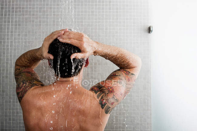 Людина миття волосся в душі, селективний фокус — стокове фото