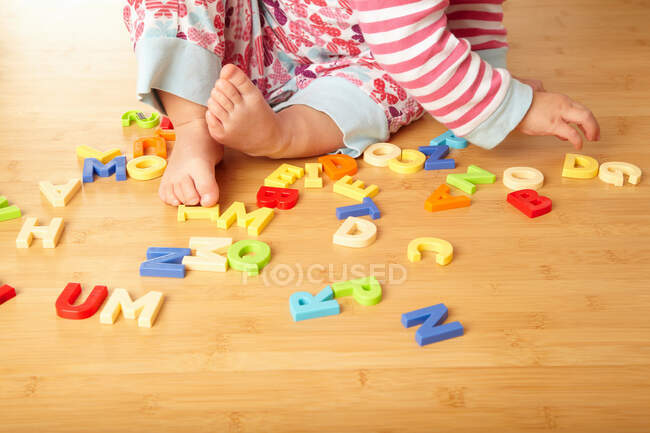 Закрытие девочки, играющей с буквами — стоковое фото
