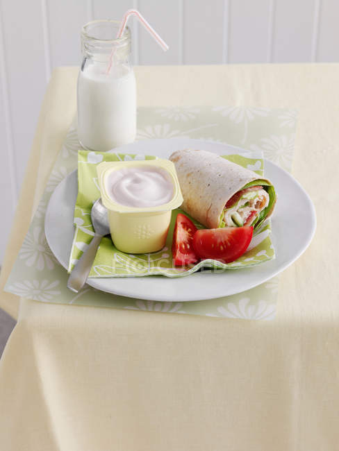 Avvolgere con yogurt e pomodori sul piatto — Foto stock