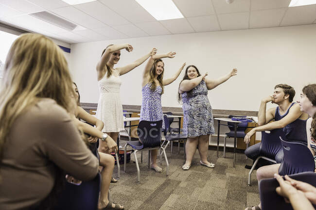 Девочки-подростки практикуют танцы в классе средней школы — стоковое фото