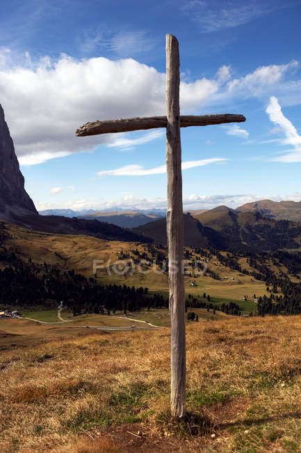 Дерев'яний хрест на Перевал Селла — стокове фото
