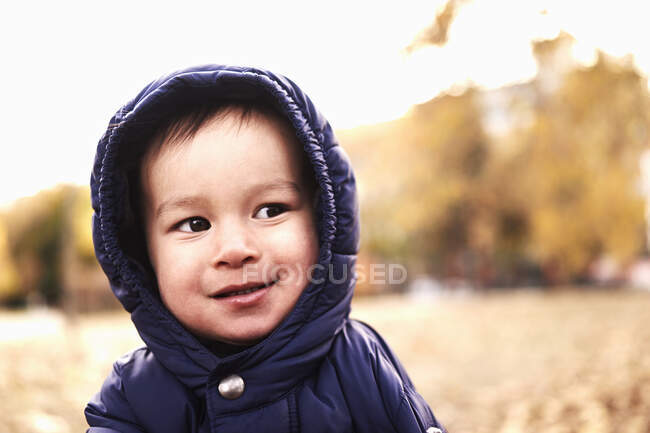 Retrato de bebé niño en anorak encapuchado - foto de stock