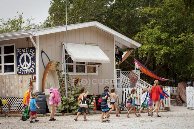 Large group of children and teacher returning to sea school, Sanibel Island, Pine Island Sound, Florida, USA — Stock Photo