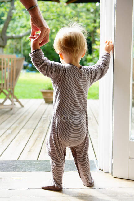 Baby boy first's steps — Stock Photo