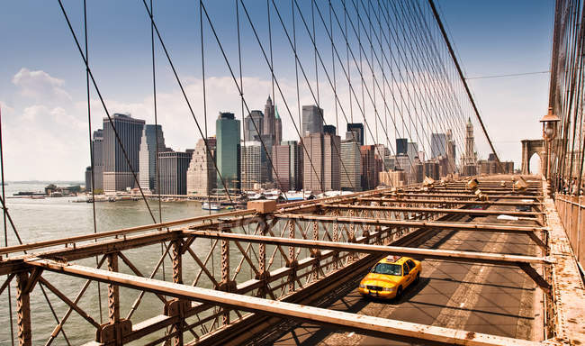 Taxi amarillo en Manhattan Bridge, Manhattan, Nueva York, EE.UU. - foto de stock