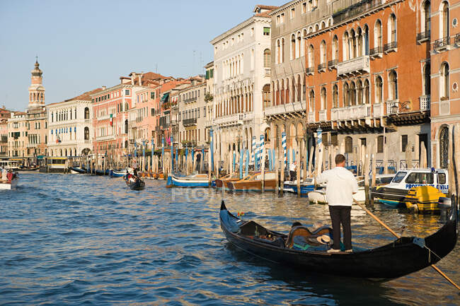 Gondolier no Grande Canal, Veneza, Itália — Fotografia de Stock