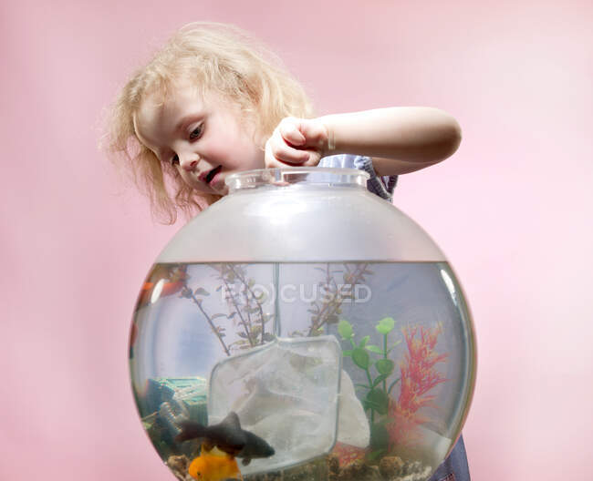 Young girl with fishing net and goldfish bowl — Stock Photo