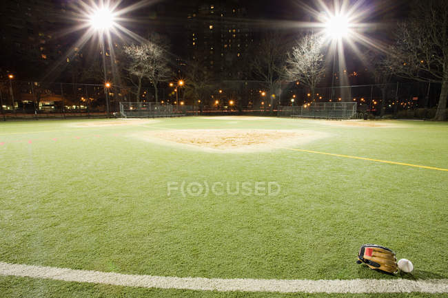Terrain de baseball vide illuminé la nuit — Photo de stock