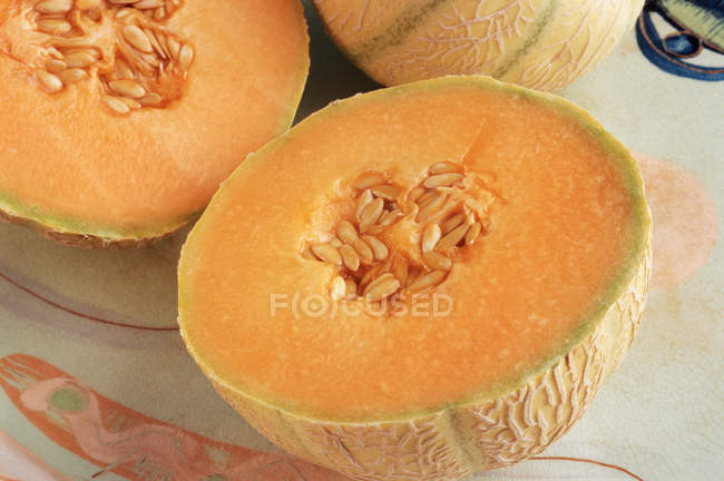 Cantaloup melons sur nappe — Photo de stock