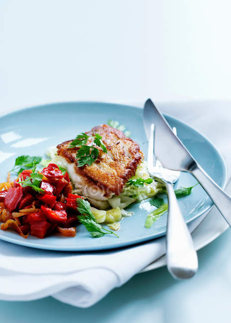 Gebratener Fisch und Salat auf dem Teller — Stockfoto