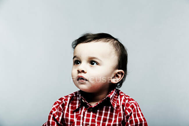 Retrato de menino vestindo camisa verificada — Fotografia de Stock