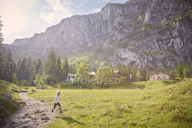 Junge läuft in ländlicher Umgebung, Benediktbeuern, Bayern, Deutschland — Stockfoto