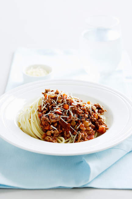 Spaghetti alla bolognese sul piatto — Foto stock