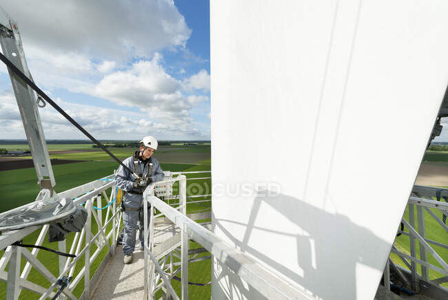 Lavori di manutenzione delle pale di una turbina eolica — Foto stock