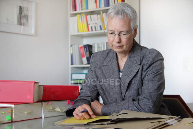 Адвокат читає нотатки в офісі — стокове фото