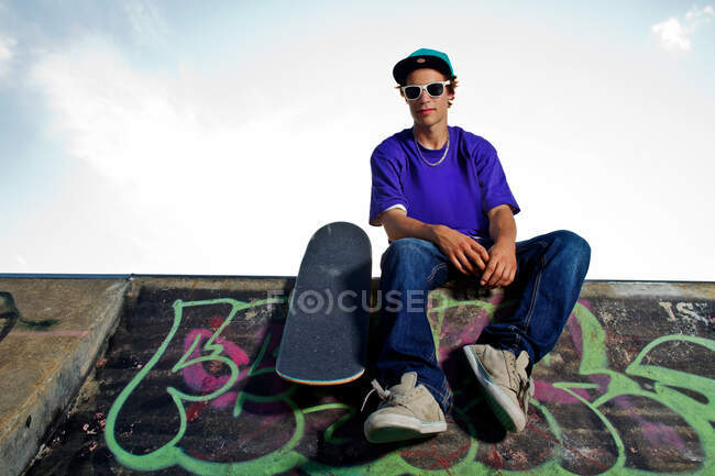 Молодий чоловік зі скейтбордом — стокове фото