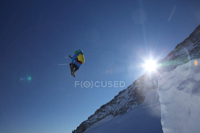 Лыжник прыгает на ясном голубом небе — стоковое фото
