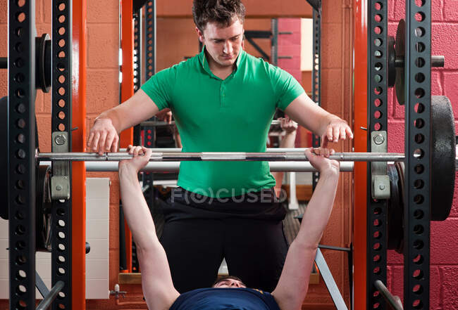 Men lifting weights in gym — Stock Photo