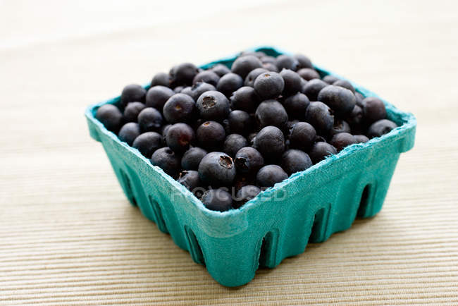 Vue rapprochée des bleuets biologiques frais mûrs en boîte — Photo de stock