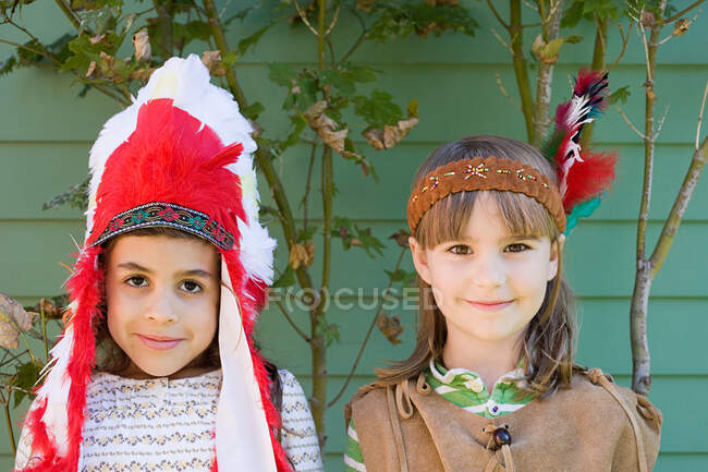 Deux filles en costumes amérindiens — Photo de stock