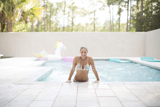 Retrato de jovem mulher na piscina, Praia de Santa Rosa, Flórida, EUA — Fotografia de Stock