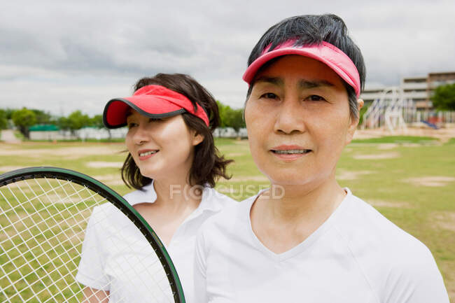 Две женщины готовы к теннису — стоковое фото