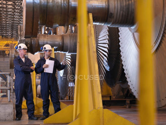 Ingegneri accanto alle turbine — Foto stock