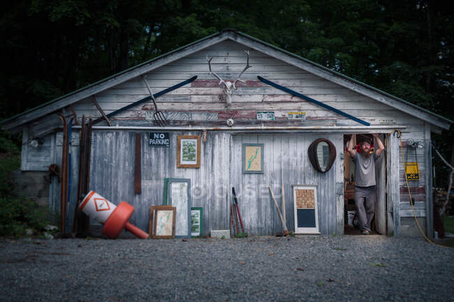 Portrait d'artiste du bois debout à la porte de l'atelier — Photo de stock